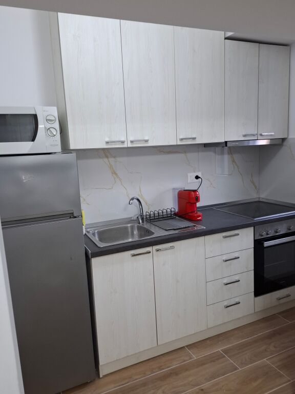 Shitet Apartament 1+1 Restorant Durresi