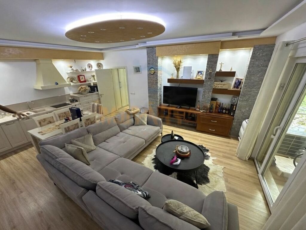 Shitet, Apartament 2+1+2 , Liqeni i Thatë, Tiranë.