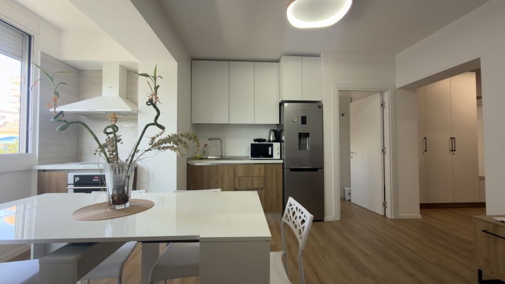 JEPET ME QIRA APARTAMENT 3+1,Prane Pazarit te Ri ,🏷️75.000Leke