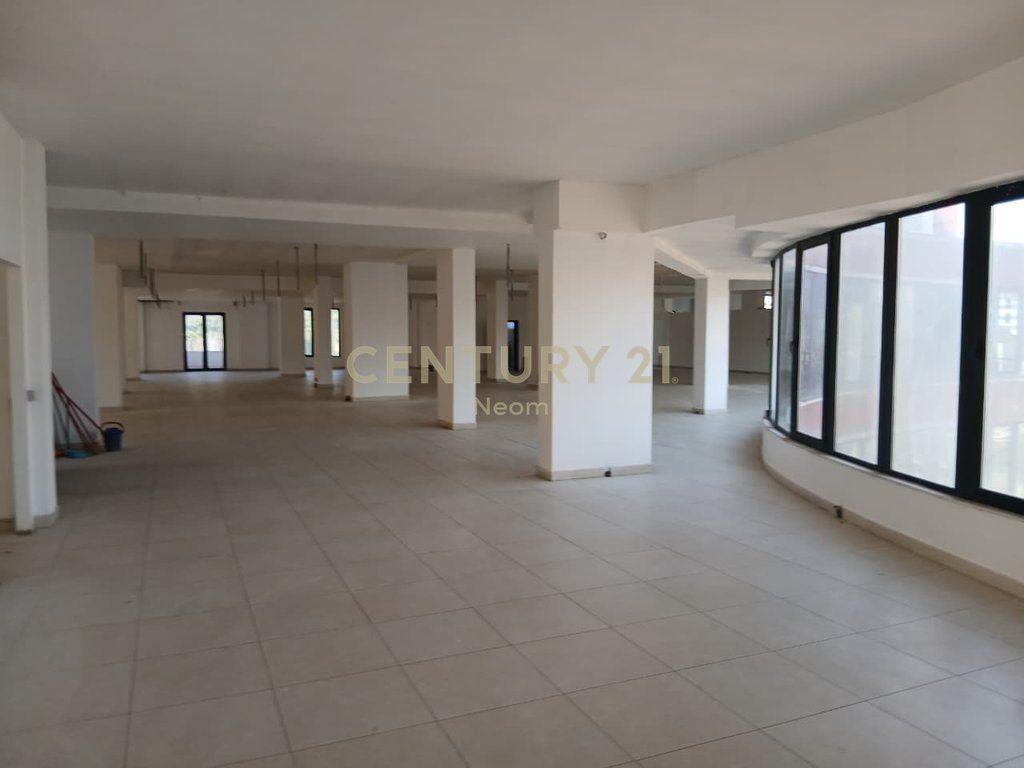 JEPET AMBIENT KOMERCIAL ME QIRA 1248M2, NË INSTITUT