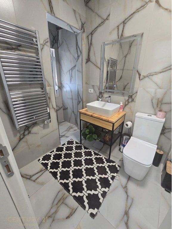 Appartamento moderno 2+1+2 con parcheggio, in affitto vicino al Giardino Botanico 1.100 € /Mese