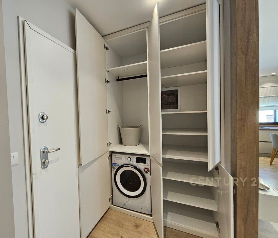 Ofrojme apartament 1+1 dhe post post parkimi per qira tek Rruga Barrikadave !