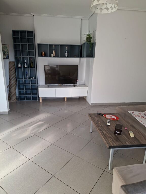 Tek Fusha e Aviacionit jepet me Qera Apartament 2+1 i mobiluar.