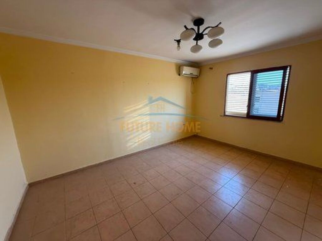 Shitet, Apartament 2+1, Laprakë, Tiranë