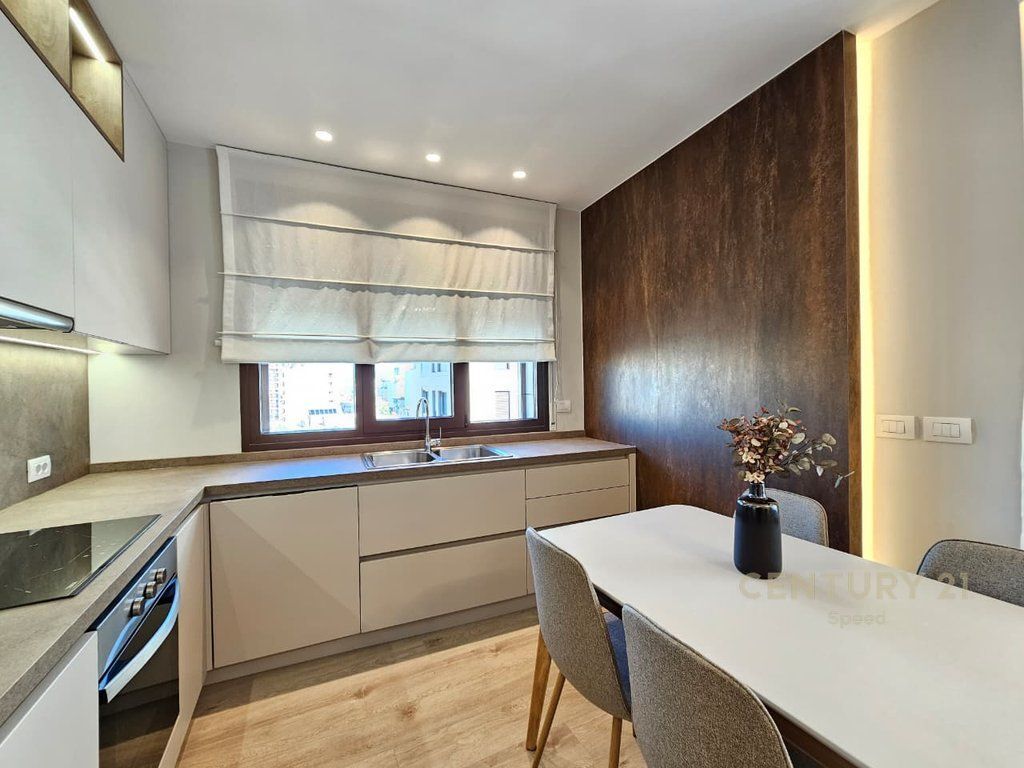 Ofrojme apartament 1+1 dhe post post parkimi per qira tek Rruga Barrikadave !