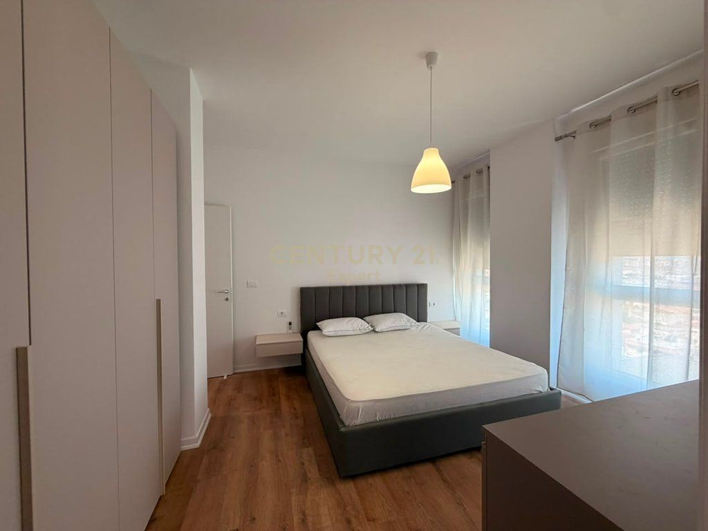 APARTAMENT 2+1+2 ME POST PARKIMI RRUGA "5 MAJI"