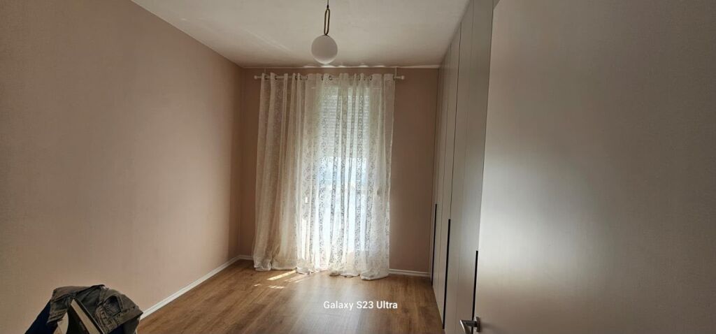 Apartament 2+1+2, i pabanuar më parë, në një nga komplekset më të kërkuara të Univers City.