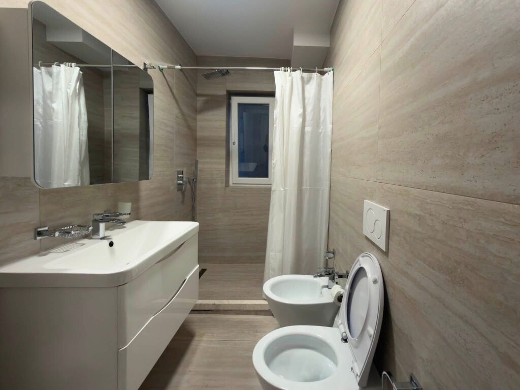 Jepet me qira apartament 3+1+2 tualete