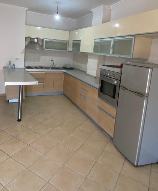 Appartamento 2+1+Veranda in vendita al Rondò ad Astir, Yzberisht.