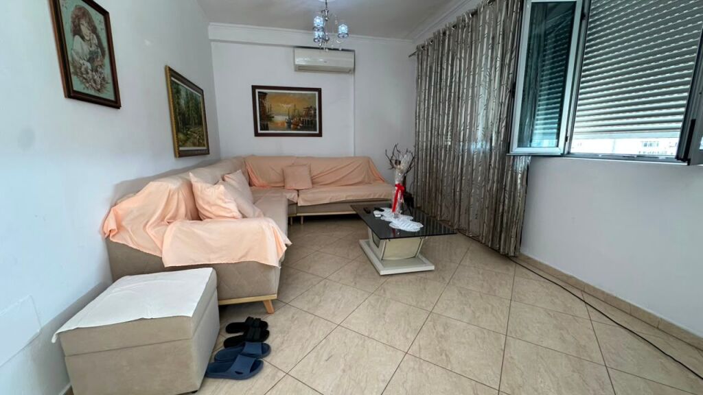 Jepet apartament 2+1+2 me qira – Rruga Fotuzi