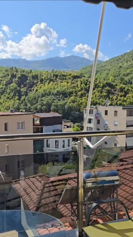 Appartamento 1+1 con arredamento moderno in vendita per investimento, nel centro di Librazhd 80.000 €