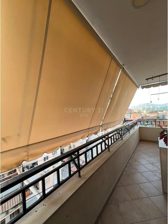 Jepet me qira apartament 2+1+2 tek Komuna e Parisit!
