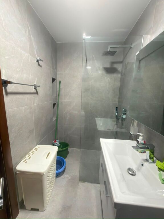 Jepet me qira apartament 2+1+2+parking tek Komuna e Parisit