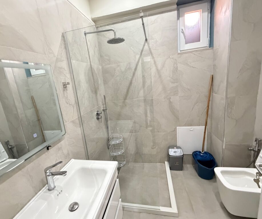 🏡 APARTAMENT 1+1 ME QIRA – BULEVARDI ZOGU I