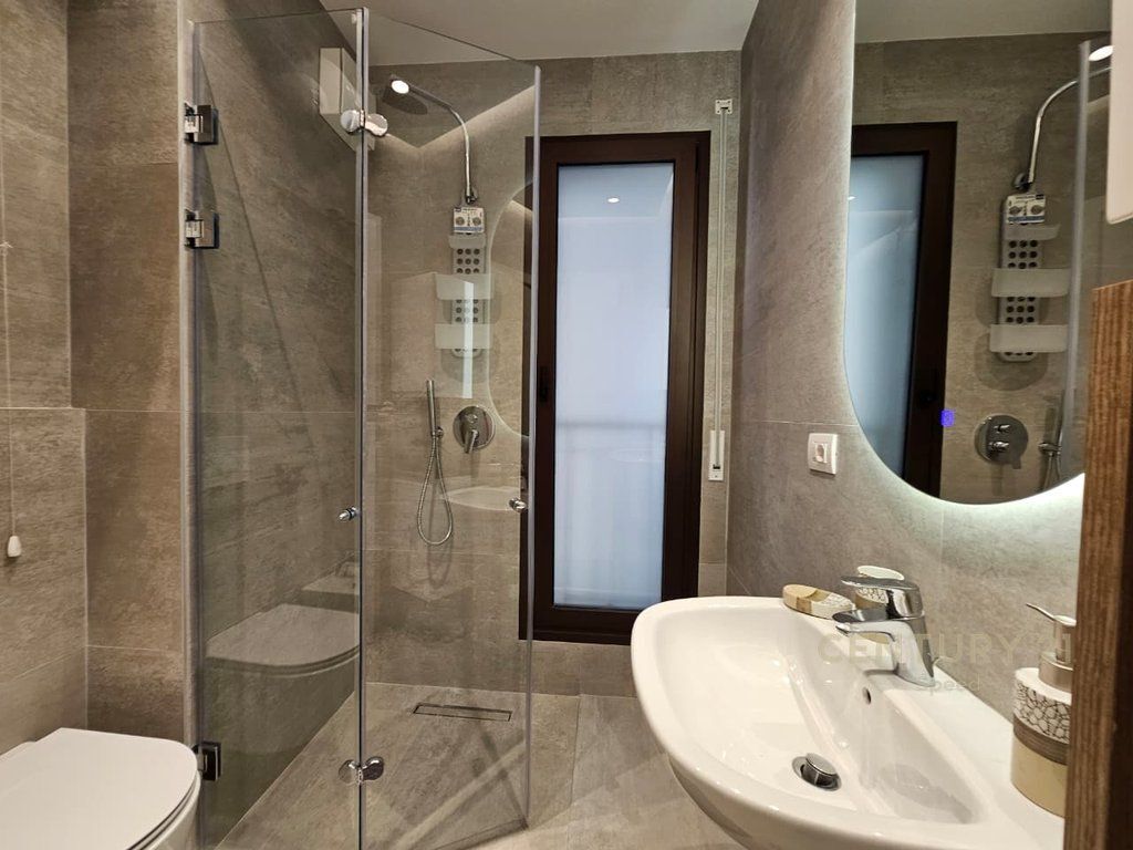 Ofrojme apartament 1+1 dhe post post parkimi per qira tek Rruga Barrikadave ! 1,200 € /Muaj