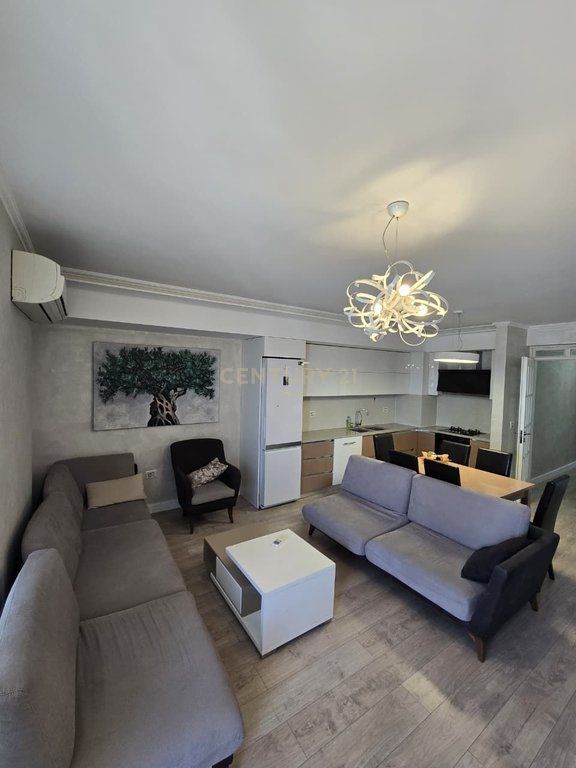 Shitet apartament 3+1 tek Casa Italia!!