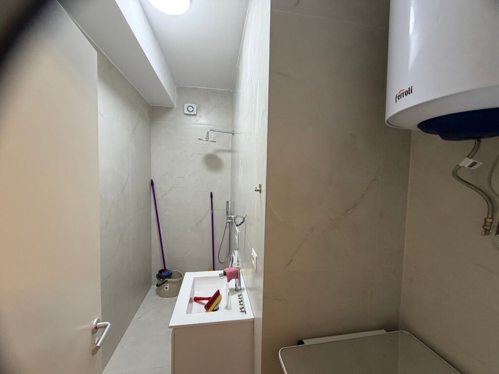 🏡 Appartamento 1+1 in affitto 📍 Residenza Kadiu, Ali Demi 🏢 2° piano con ascensore 💰 Prezzo: 40.000 lek/mese