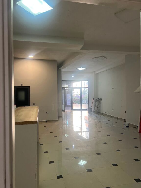 Shop for rent in Astir 45,000 ALL/month.