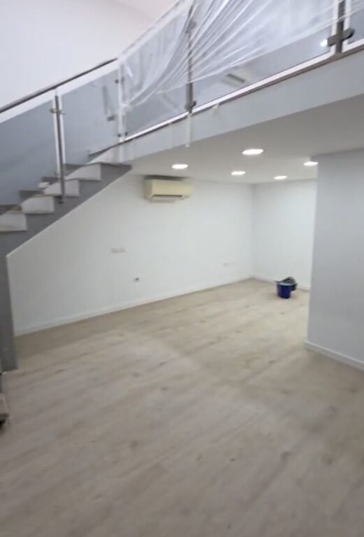 Jepet ambient biznesi duplex me qera buze rruge tek Komuna e Parisit , prane Raiffaisen Bank .