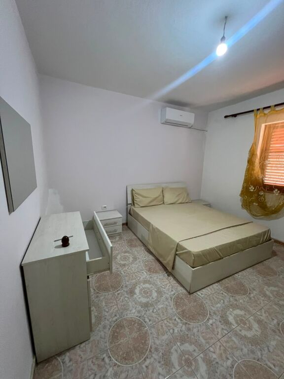 Jepet me qira kati i dytë i një shtëpie në Rrugën “Cajupi”, pas Maternitetit, Durrës