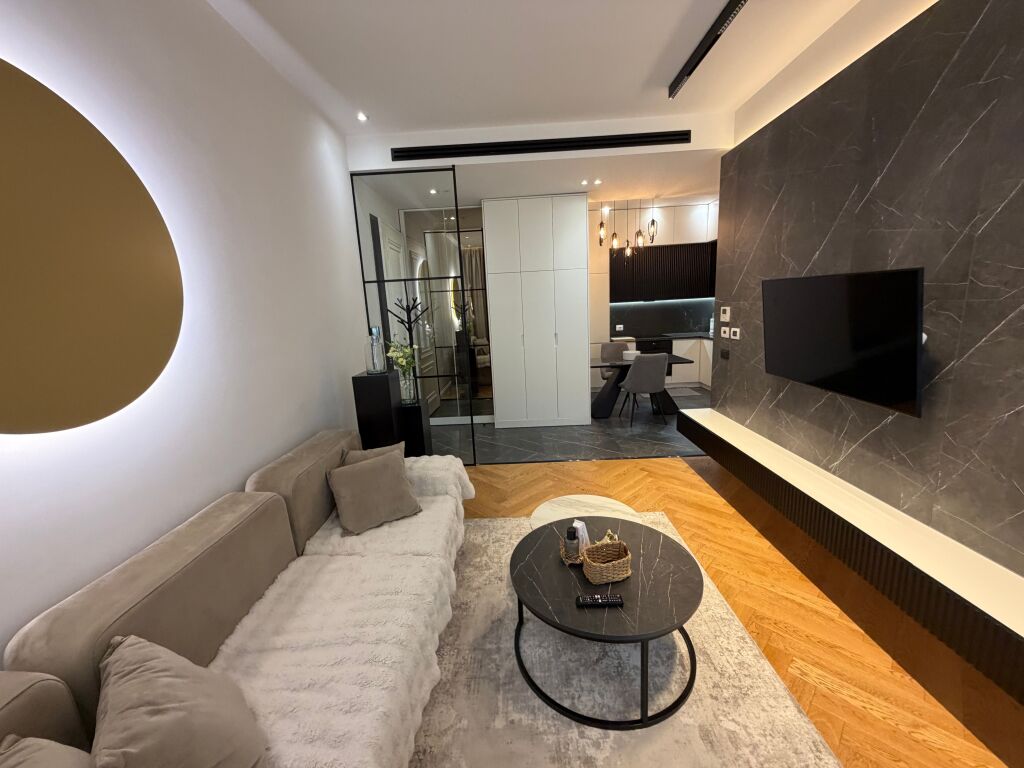 🏡 APARTAMENT 1+1 ME PARKIM ME QIRA – DELIORGJI  📍 Kompleksi Deliorgji 🏢 Kati i 5-të 🛋️ I mobiluar 🚗 Përfshin vend parkimi 💰 Çmimi: 120,000 lekë/muaj  ✨ Apartament i përshtatshëm për çift ose person që kërkon një banesë komode në një nga komplekset më të preferuara të Tiranës.  📞 Për më shumë informacion ose për të organizuar një vizitë, na kontaktoni!