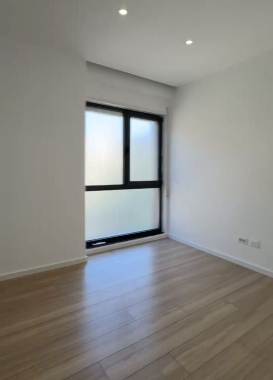 Affittasi appartamento 3+1+2 per ufficio in Via Myslym Shyri .