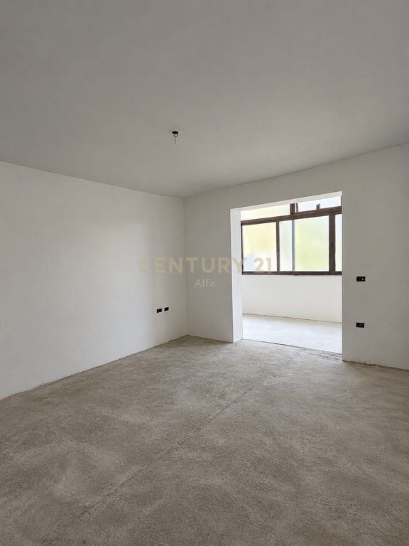 Shitet apartament 3+1+2 tualete tek Myslym Shyri!