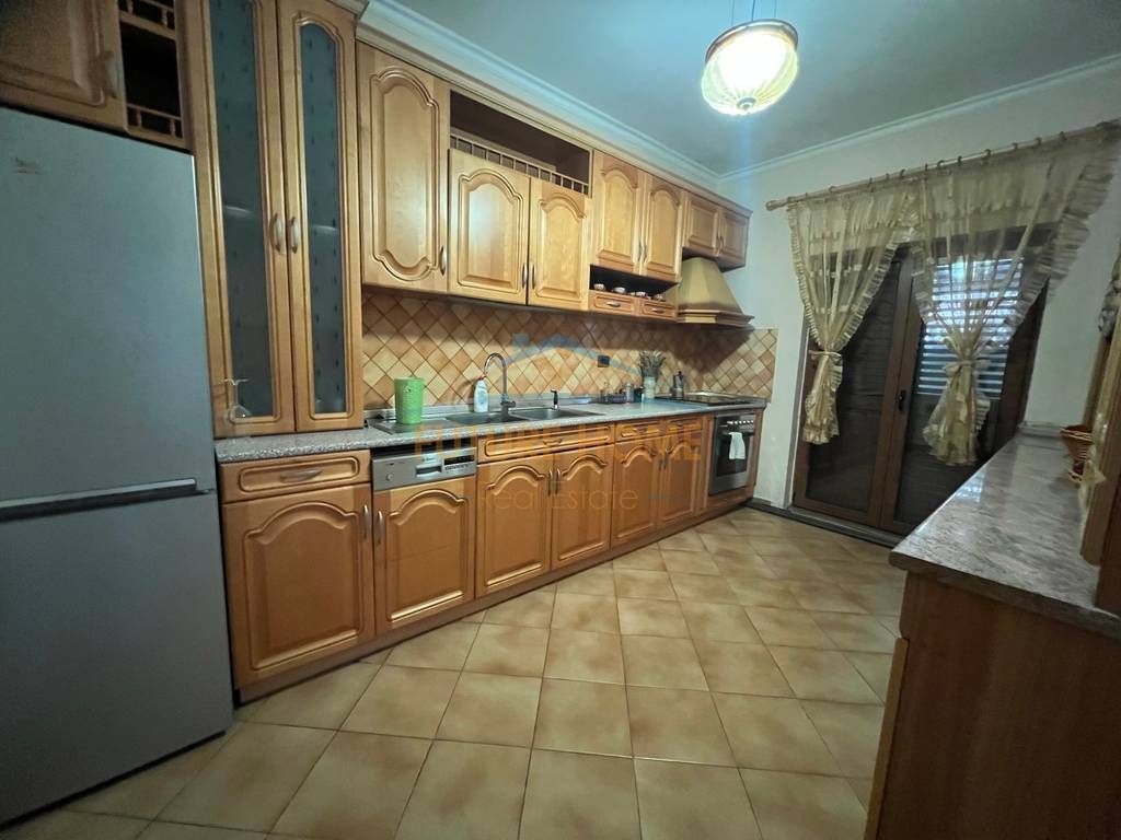 Qira, Vile 2 - kateshe, Fresk, Tirane