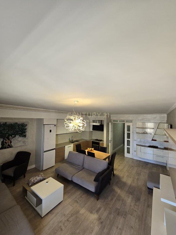 Shitet apartament tek Casa Italia