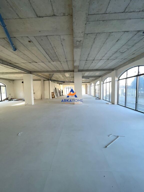 JEPET ME QERA AMBIENT KOMERCIAL 450 M2 "KAMEZ" 220.000 LEKE