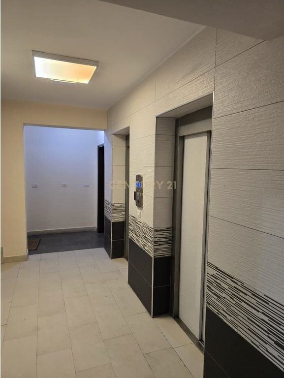 Shitet apartament tek Casa Italia