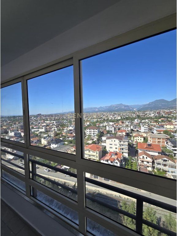 Shitet apartament tek Casa Italia