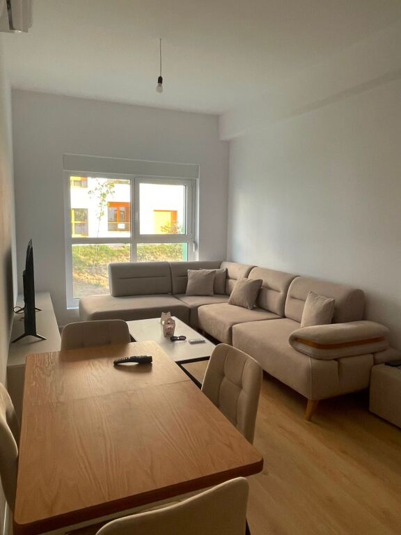 🏡 Apartament 2+1+Post Parkimi me qera  📍 Ali Demi, Mangalem   🏢 Kati 3 (me ashensor)  🛋️ I mobiluar  📐 Sipërfaqja: 65 m² 🚗 Post parkimi i përfshirë   💰 Çmimi: 60.000 Lekë/Muaj