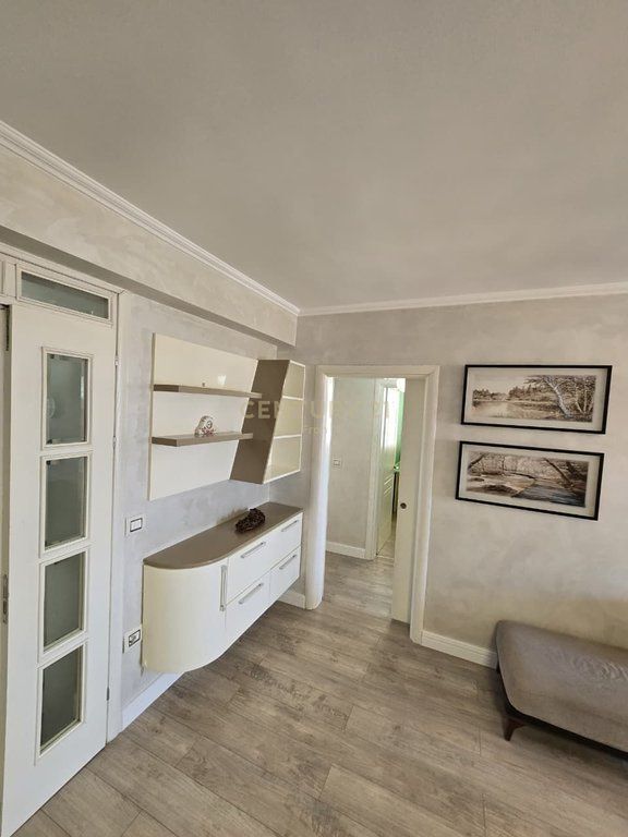 Shitet apartament 3+1 tek Casa Italia!!