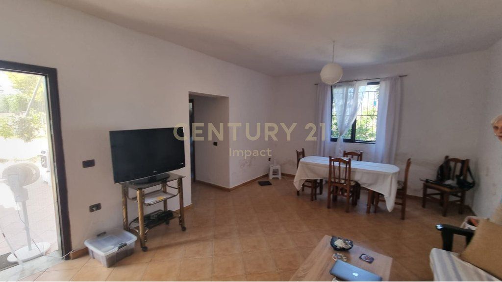 Shtepi private 2+1 Me Qira tek Spitali Ushtarak, Tiranë - 400€