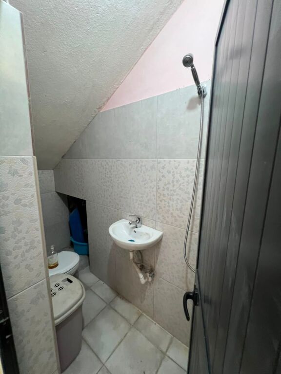 Jepet me qira kati i parë i një shtëpie në Rrugën “Cajupi”, pas Maternitetit, Durrës