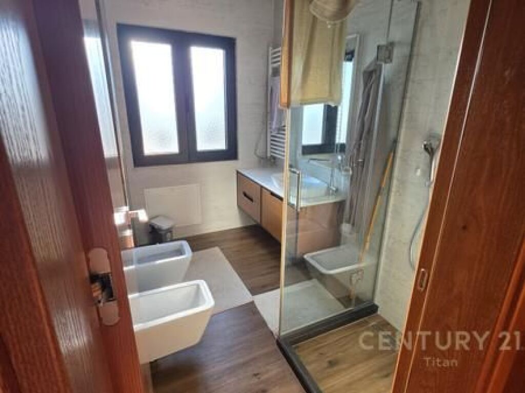 SHITET PENTHOUSE UNIK ME VERANDE ME PAMJE PANORAMIKE 360° NE DURRES