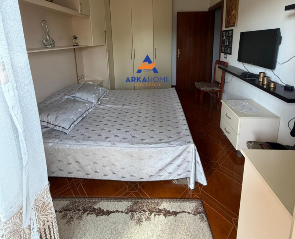Shitet apartament 2+1 tek Komuna e Parisit , Rruga Sulejman Delvina .