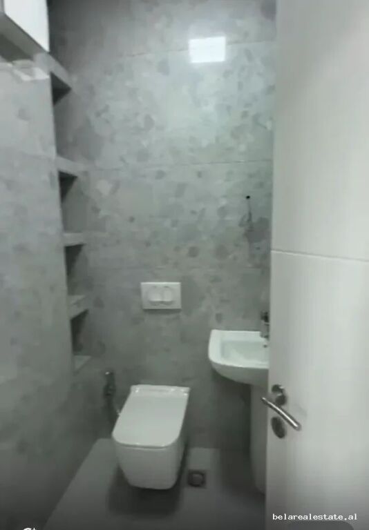 Ufficio in Affitto 3+1 Vicino al Nuovo Boulevard (ID BZ21036) Tirana