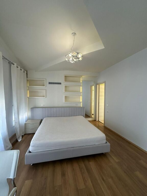 JEPET ME QIRA VILË 4-KATËSHE – White House, TEG