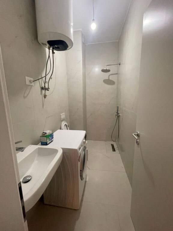 🏡 Appartamento 2+1+Posto Auto in affitto  📍 Ali Demi, Mangalem 🚗 Posto auto incluso 💰 Prezzo: 60.000 Lek/Mese