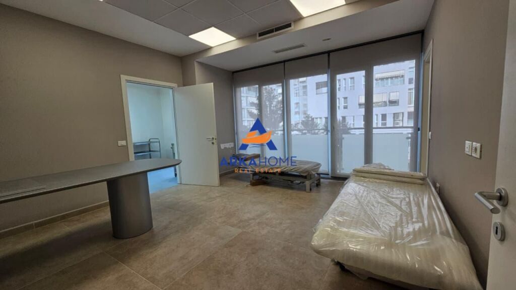 JEPET AMBIENT PER KLINIKE ME QERA 140 M2 "KOMUNA E PARISIT" 2500 EURO