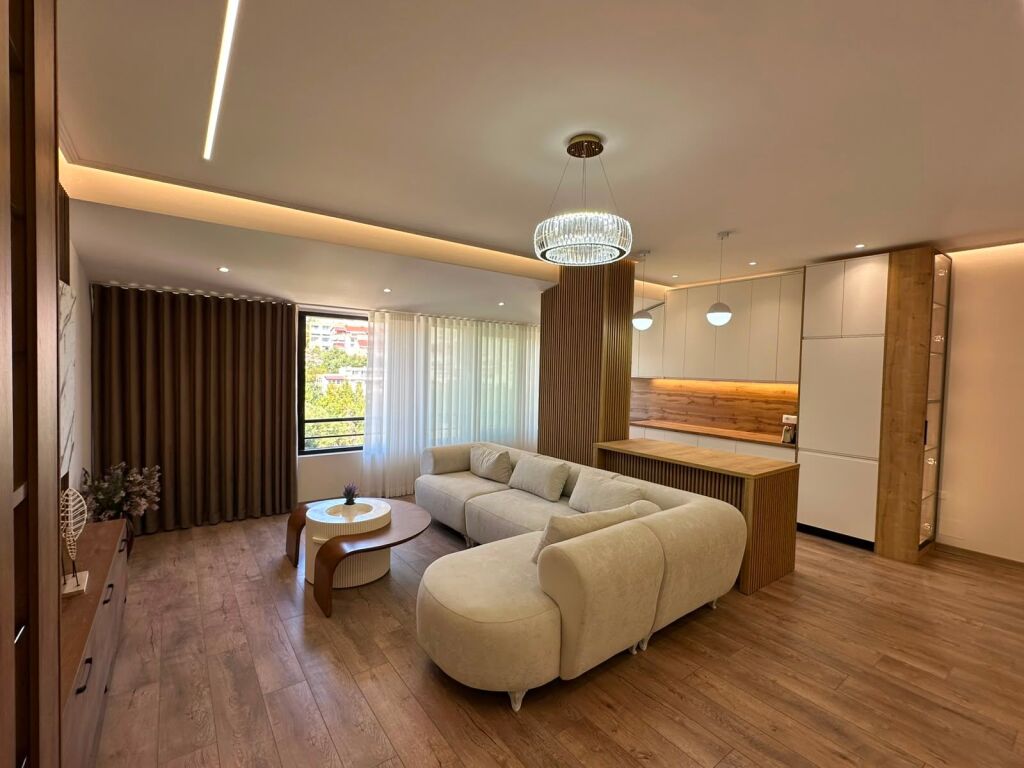 Shitet apartament 2+1 tek Liqeni i Thate , Kopshti Botanik .