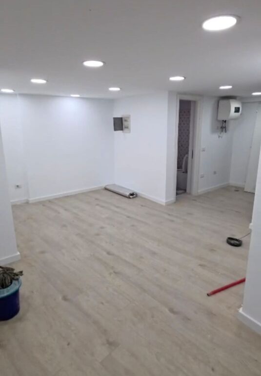 Jepet ambient biznesi duplex me qera buze rruge tek Komuna e Parisit , prane Raiffaisen Bank .