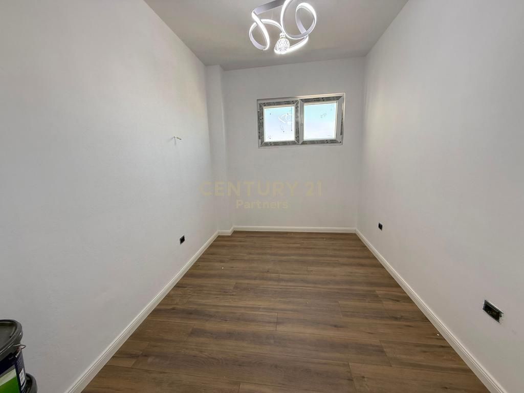 APARTAMENT PËR SHITJE PRANË BULEVARDIT ZOGU I