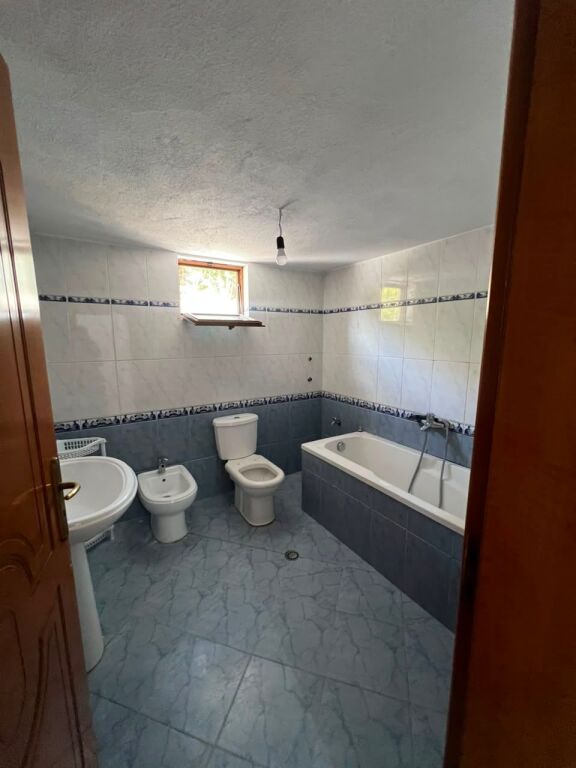 Jepet me Qira – Kati i 3-të i Vilës 3+1, Rruga Pjetër Bogdani