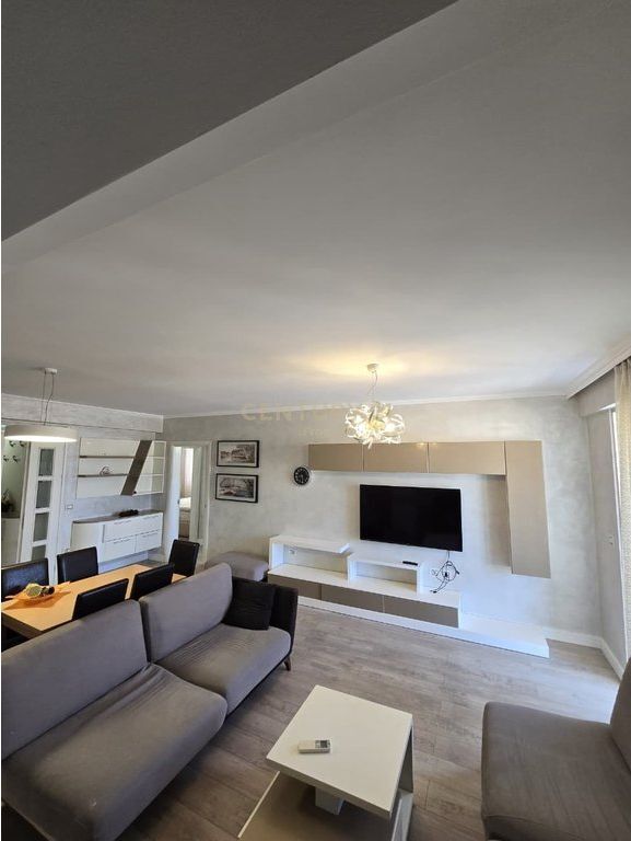 Shitet apartament tek Casa Italia