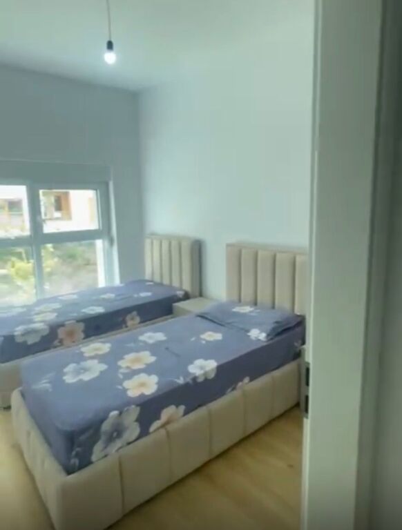 🏡 Apartament 2+1+Post Parkimi me qera  📍 Ali Demi, Mangalem   🏢 Kati 3 (me ashensor)  🛋️ I mobiluar  📐 Sipërfaqja: 65 m² 🚗 Post parkimi i përfshirë   💰 Çmimi: 60.000 Lekë/Muaj