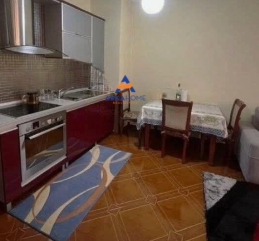 Shitet apartament 2+1 tek Komuna e Parisit , Rruga Sulejman Delvina .