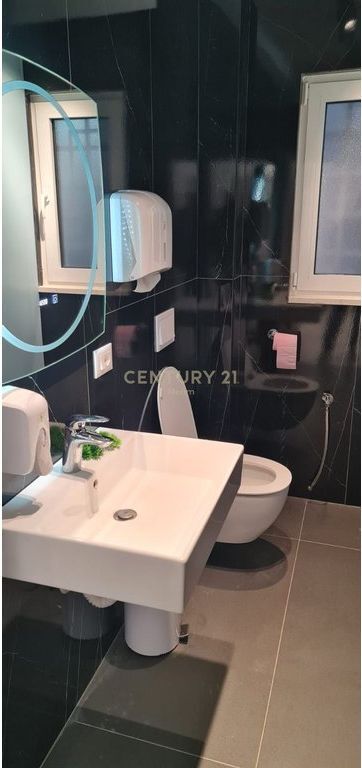 AFFITTASI CLINICA DERMATOLOGICA ESTETICA MODERNA &amp; COMPLETA, NEL CUORE DI TIRANA